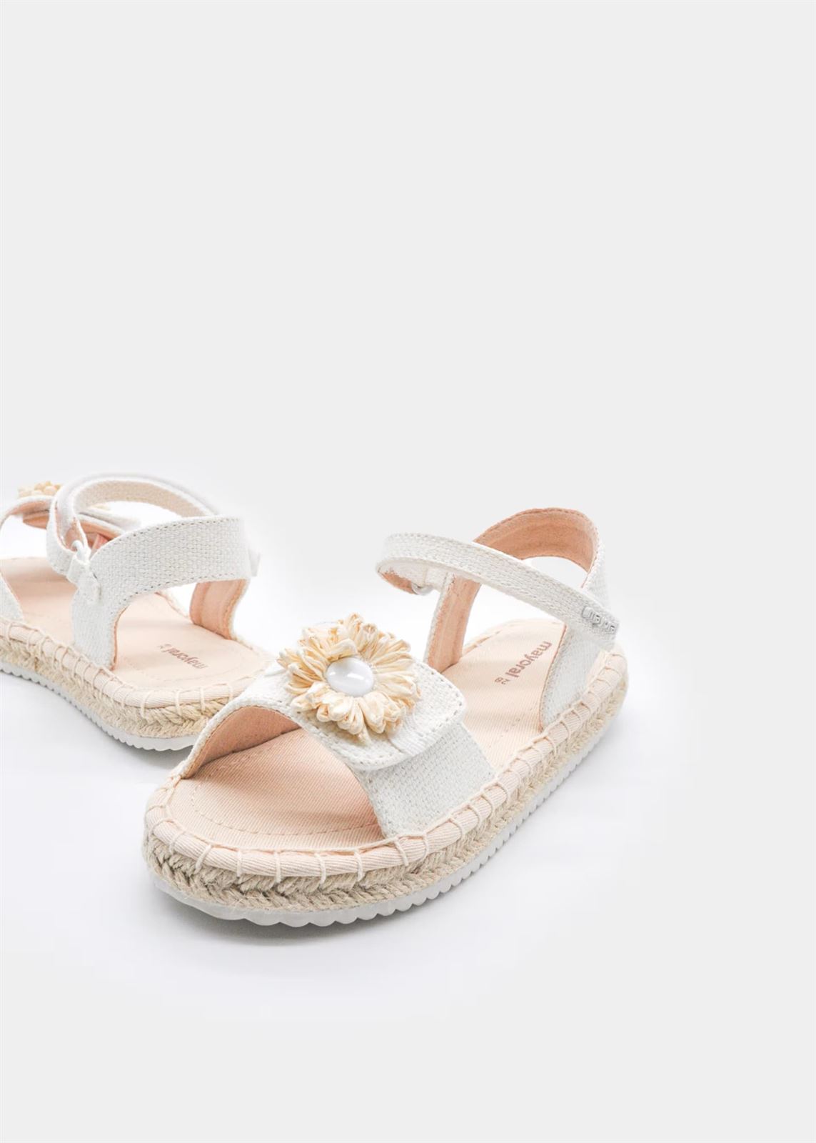 Mayoral Sandalia yute flor niña blanco - Imagen 2